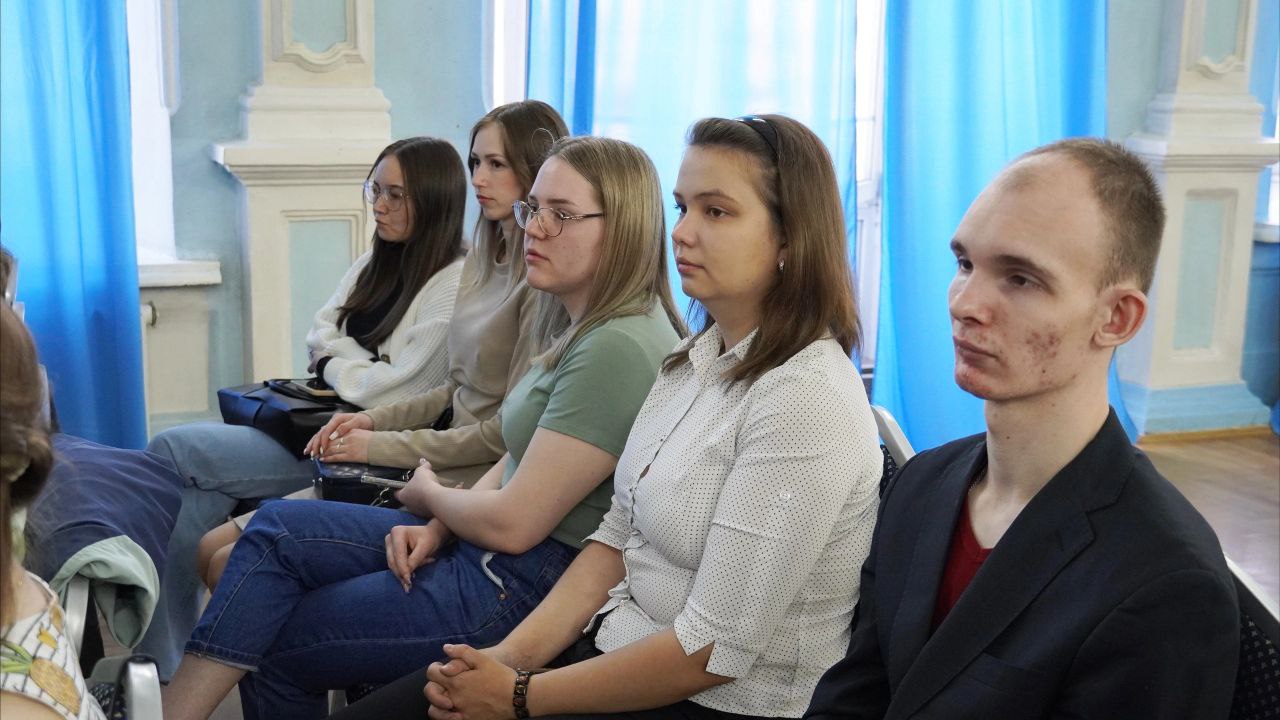 «Институт  изучения детства, семьи и воспитания Российской академии образования» проводит мониторинг ценностных ориентаций современной  молодежи.