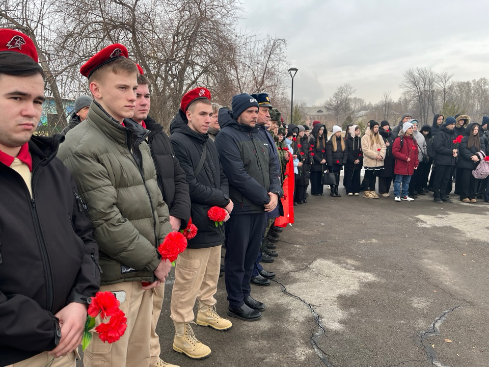 В Усолье почтили память земляка Василия Потапова